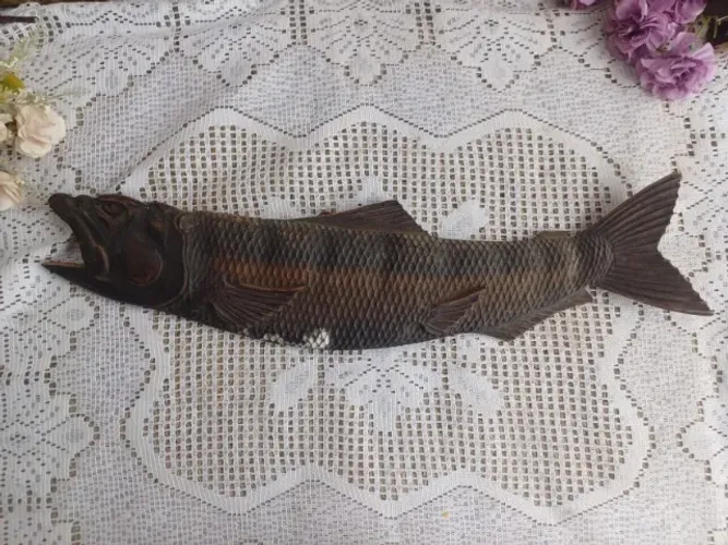 Adorno de parede em formato de peixe em madeira (cauda está colada) 