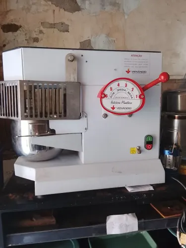Vendo batedeira planetária 220w