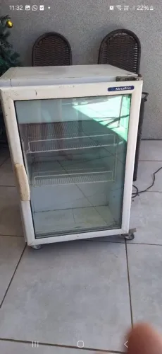 Vendo mini cervejeira de 1 metro 220w