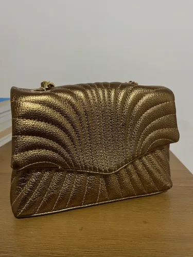 Bolsa metalizada bronze em couro legítimo