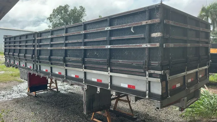 Vende-se uma carroceria graneleiro