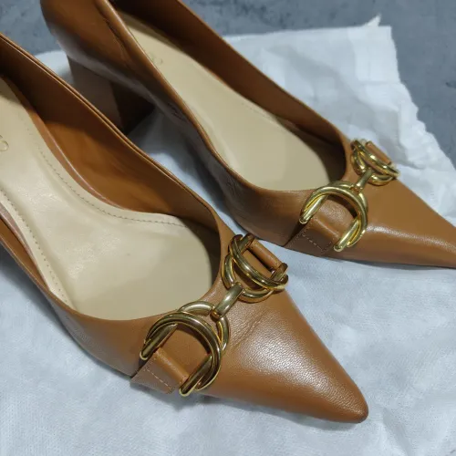 SCARPIN AREZZO EM COURO, 38, USADO APENAS UMA VEZ.