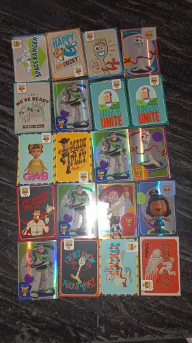 Cards Toy Story e figurinhas do álbum. 