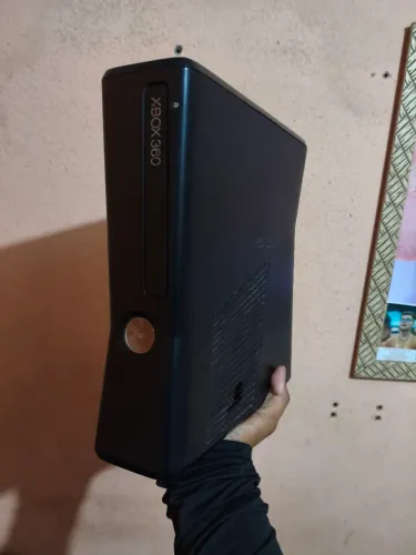 Xbox 360 com SSD interno 256gb + fonte 220v + 2 controles com fio! Ler anúncio.