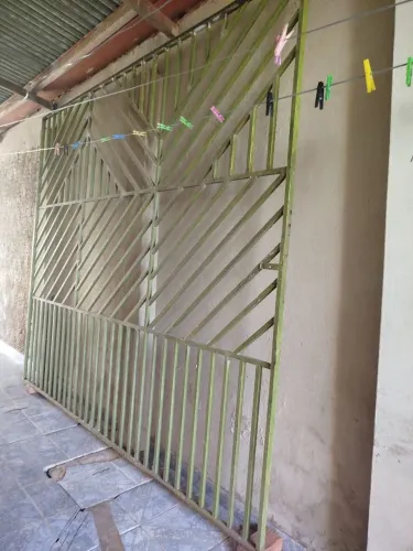 Vendo um portão medindo 2,36 de altura por 2,69 de largura.