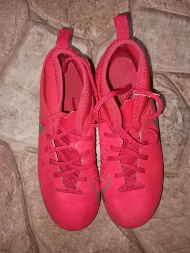 chuteira vermelha é uma Nike Phantom VSN Club DF FG n°36
