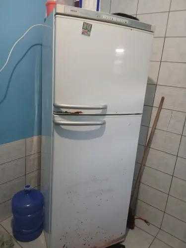 Vende.se uma geladeira grande ..em otimo fucionamento