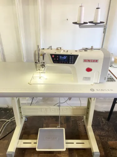 Máquina de costura reta eletrônica 154S SINGER