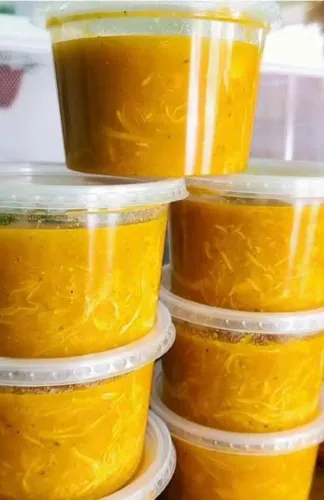 COZINHEIRA COM EXPERIÊNCIA EM SOPAS E CALDOS