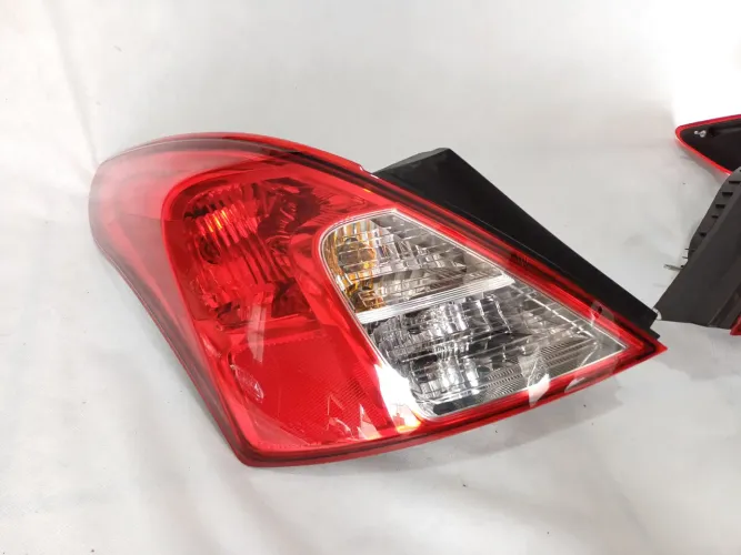 Par de lanterna Nissan Versa 2017 