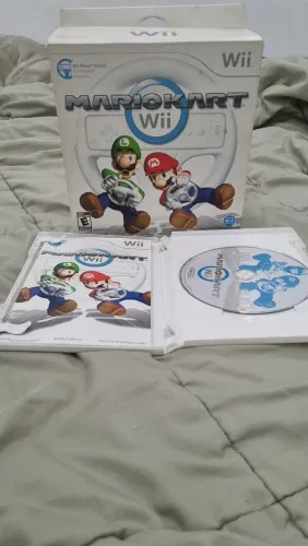 Mario Kart Wii com volante! Um ótimo  jogo multiplicar! Divertido  pra toda família!
