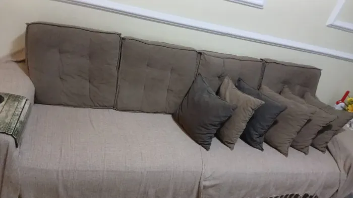 Sofá para sala de estar para quatro pessoas.