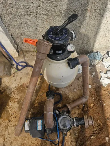 Piscina de fibra usada com bomba e filtro