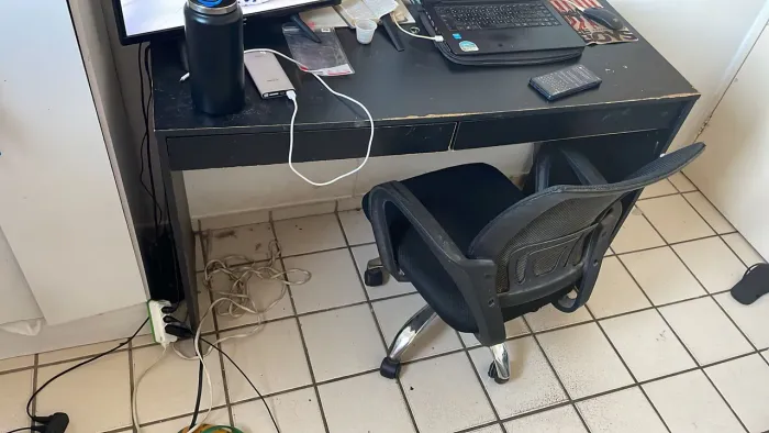 Escrivaninha com cadeira de escritório