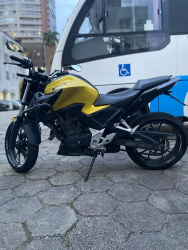 Honda CB 300F Twister, ano 2023/2023, na cor Dourada
