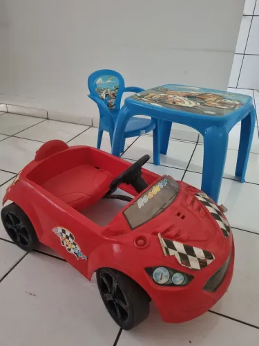 Carrinho a pedal mais mesa e cadeira