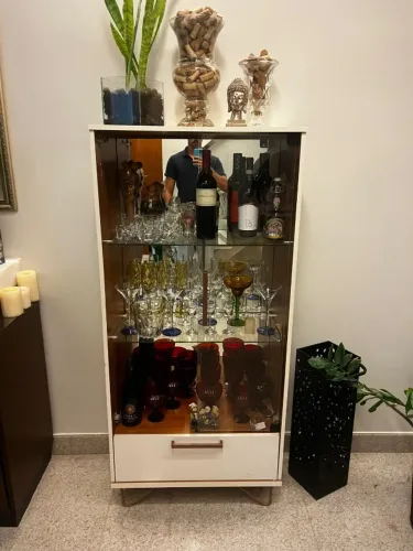 Cristaleira com Portas de Vidro, Espelho e Adega