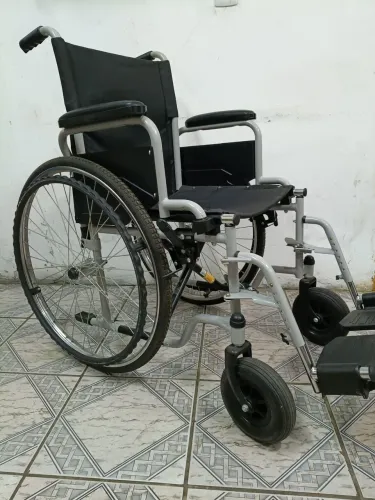 Cadeira de Rodas Nova