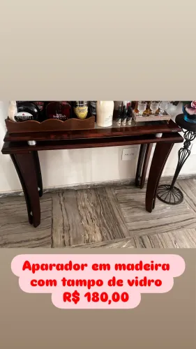 Aparador com tampo de vidro