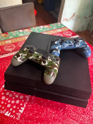 PS4 1TB COM JOGOS E 2 CONTROLES