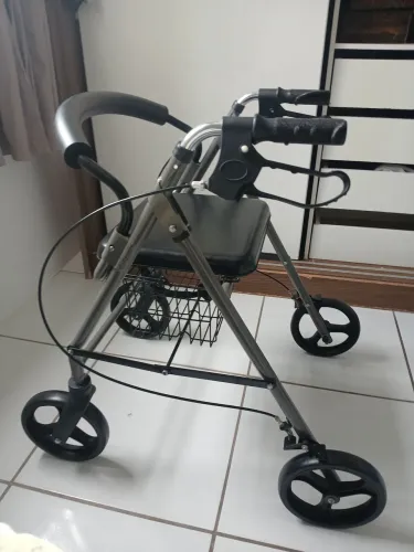 Andador com assento e rodas - SEMINOVO
