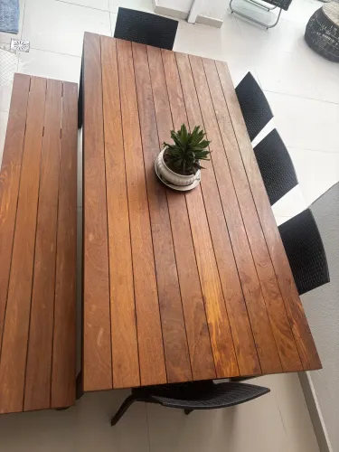 Mesa de jantar em madeira com banco e 5 cadeiras pretas