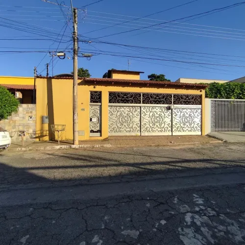 Lindo sobrado, 04 quartos, terreno exclusivo, Bairro Feliz Goiânia GO.