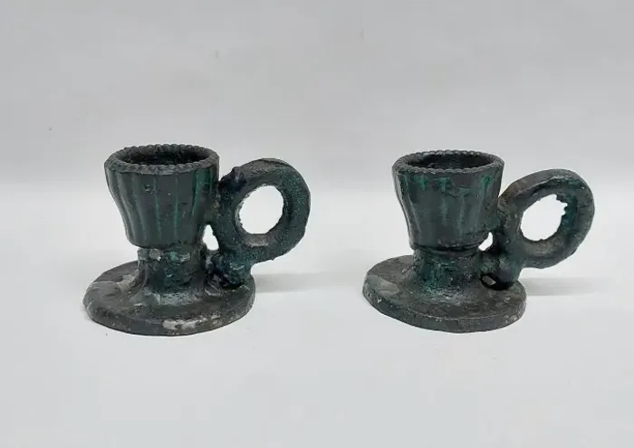 Par de antigas palmatórias (Castiçais demão) em ferro fundido *Descrição**Frete Grátis