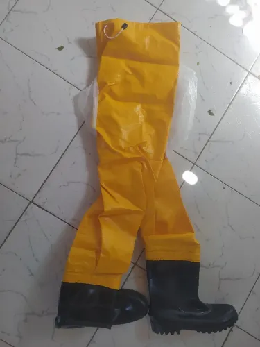 Calça Saneamento com bota PVC conjugada em promoção