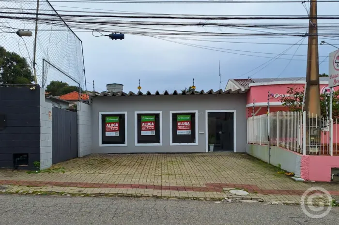 Casa comercial com três vagas no Jardim Atlântico