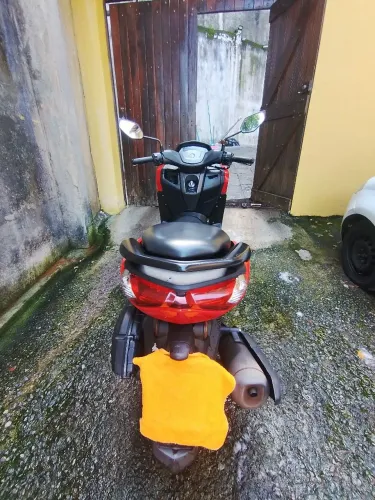 Nmax vermelho, toda revisão feita na Yamaha, único dono