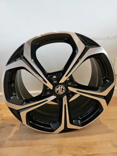 Rodas esportivas de alumínio de 18". Furação: 5x112.