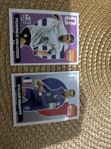 Figurinha legend Mbappe prata e Federico Valverde roxa 2026