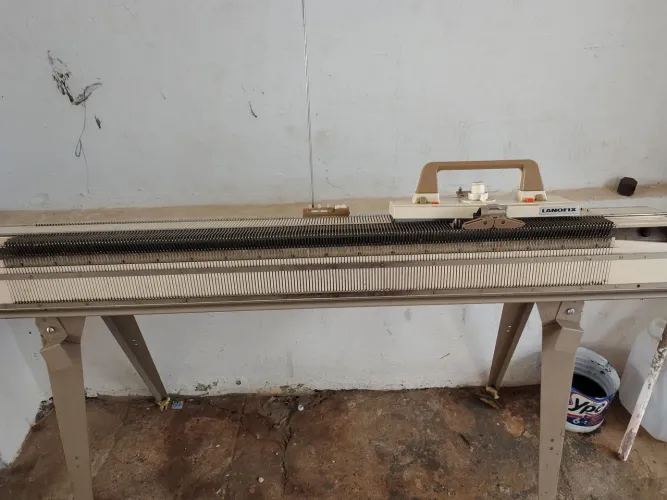Máquina de tricô manual em bom estado