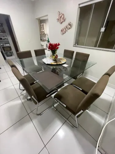 Mesa com 8 cadeiras. * Zap