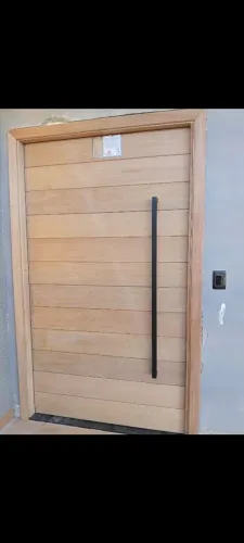 Porta pivotante em madeira maciça