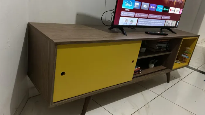 Rack para TV retrô (Madeira e Amarelo)