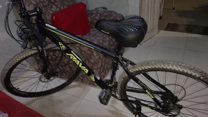 Vendo bicicleta aro 29 não tem nem 6 meses de uso comprei pra passeio mas vive parada