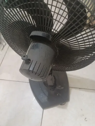 Ventilador grande modial com defeito