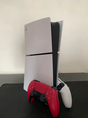 PS5 slim digital. Com 2 controles.