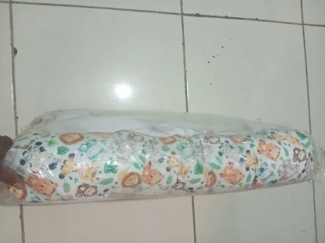 Vendo ninho da cor verde com desenhos de animais, acompanha véu 