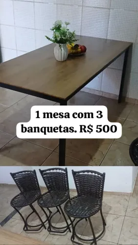 Mesa com 3 banquetas
