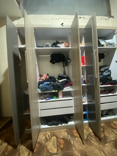 Guarda roupa de 6 portas 