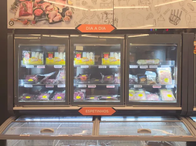 Expositor Refrigerado Premium para Carnes e Congelados 3 Portas de Vidro-excelente estado