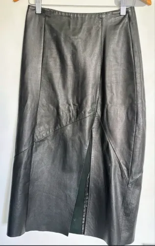 (Lead OLX): Saia Midi de Couro Preta Feminina - Elegante e Versátil | Tam. M