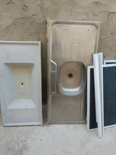 Vende-se duas pia com Box 200