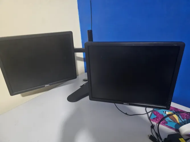 Monitores Dell c/ duplo suporte 
