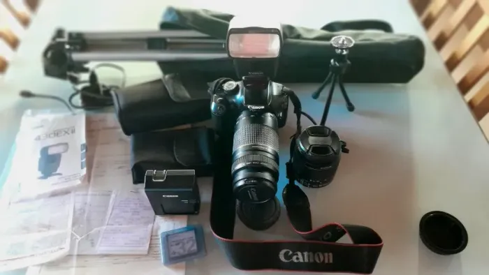 KIT Canon EOS Rebel T3 com lente 55mm + Lente Zoom 300mm + Flash Speedlite 430 + Triplé.