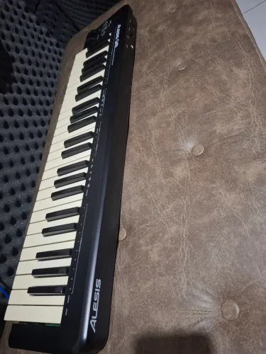 Controlador Midi Alesis Q49