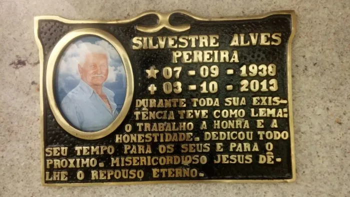 Placa póstuma em bronze 